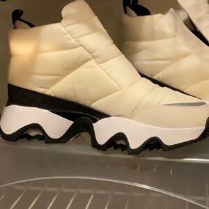 White winter boots . Sorel . Gently used.